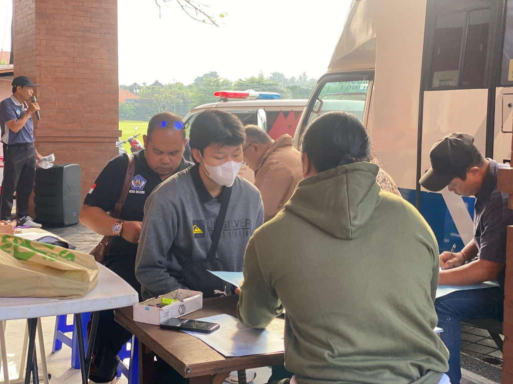 Dekatkan Layanan ke Masyarakat, SIM Keliling Hadir di Desa Dalung dalam Rangka Bulan Bhakti Gotong Royong